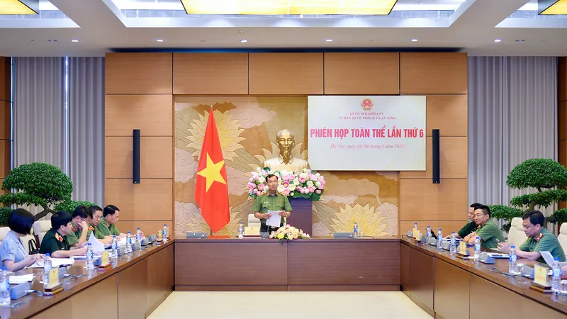 Chủ nhiệm Ủy ban Quốc phòng và An ninh, Trung tướng Lê Tấn Tới điều hành phiên họp