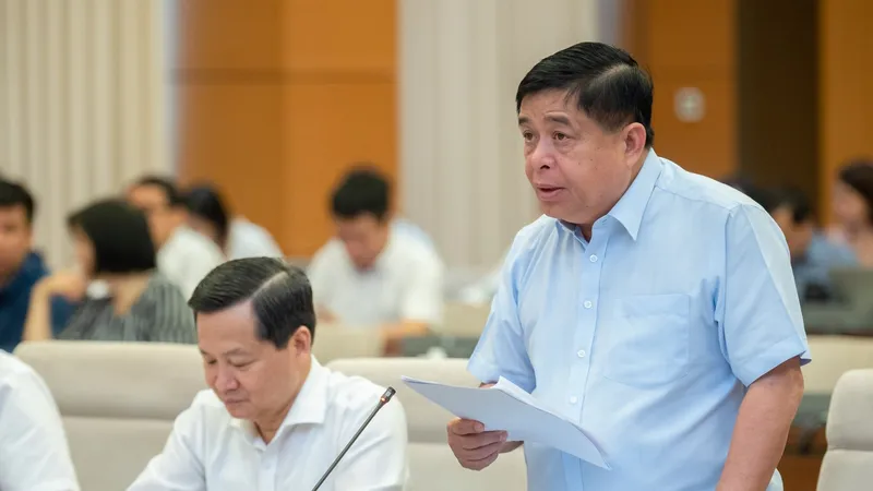Bộ trưởng Bộ KH-ĐT Nguyễn Chí Dũng phát biểu tại phiên họp
