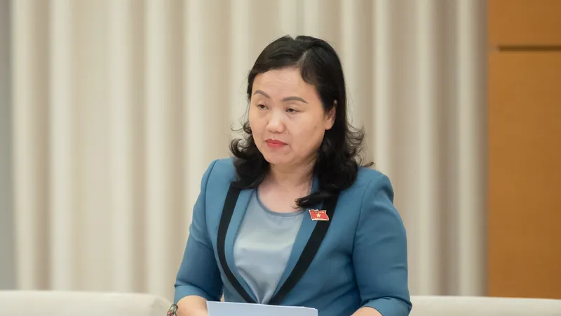 Bà Phạm Thúy Chinh, Phó Chủ nhiệm Ủy ban Tài chính - Ngân sách của Quốc hội trình bày báo cáo thẩm tra 