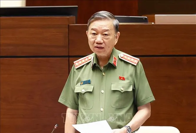 Bộ trưởng Bộ Công an Tô Lâm báo cáo tại một phiên họp của Quốc hội khóa XV