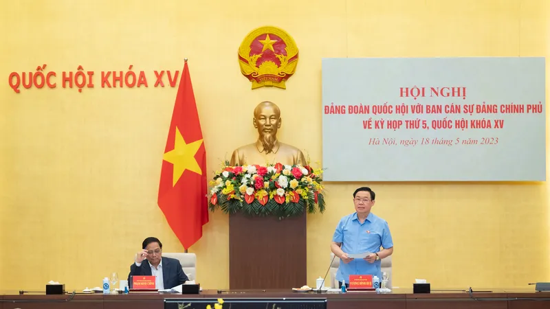 Chủ tịch Quốc hội Vương Đình Huệ và Thủ tướng Chính phủ Phạm Minh Chính đồng chủ trì hội nghị 