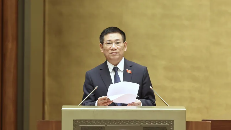Bộ trưởng Bộ Tài chính Hồ Đức Phớc trình bày tờ trình của Chính phủ. Ảnh: QUANG PHÚC 
