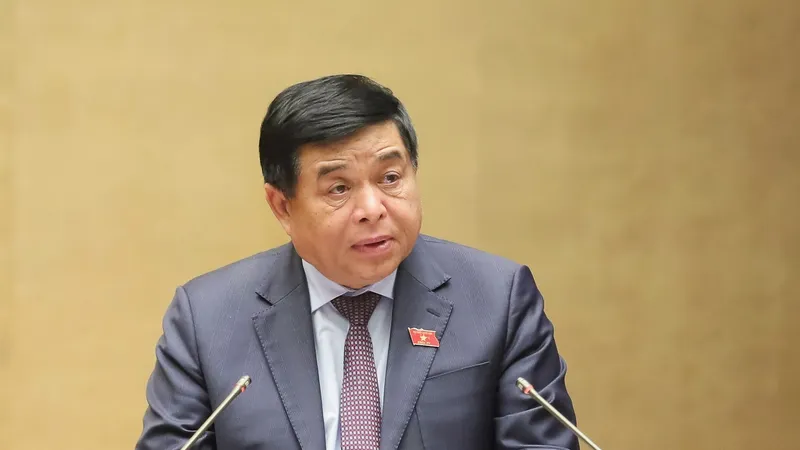 Bộ trưởng Bộ KH-ĐT Nguyễn Chí Dũng đã trình Quốc hội quyết định chủ trương đầu tư dự án đường liên vùng kết nối Khánh Hòa, Ninh Thuận và Lâm Đồng. Ảnh: QUANG PHÚC
