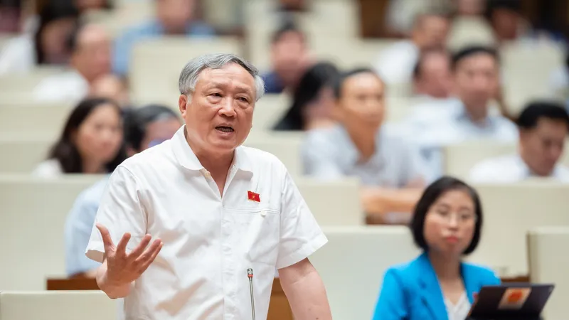 Chánh án Tòa án Nhân dân tối cao Nguyễn Hoà Bình phát biểu tại phiên họp của Quốc hội, sáng 26-5-2023
