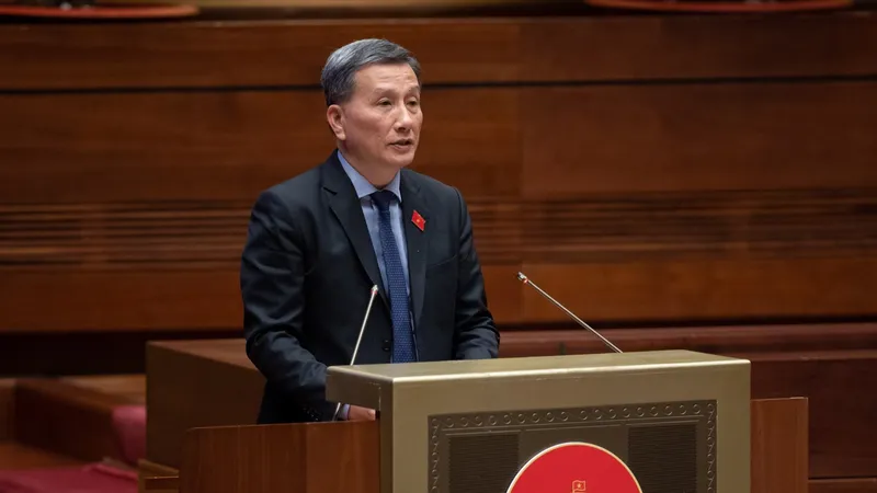 Chủ nhiệm Ủy ban Khoa học, Công nghệ và Môi trường của Quốc hội Lê Quang Huy trình bày báo cáo 