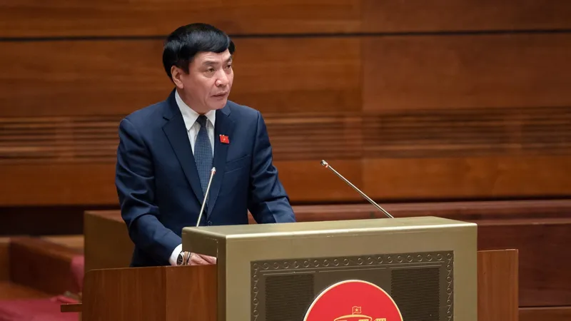 Tổng Thư ký Quốc hội, Chủ nhiệm Văn phòng Quốc hội Bùi Văn Cường trình bày Tờ trình về dự kiến Chương trình giám sát của Quốc hội năm 2024. Ảnh: VIẾT CHUNG 