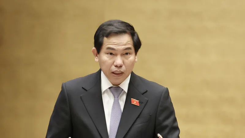 Ủy viên Ủy ban Thường vụ Quốc hội, Chủ nhiệm Ủy ban Tài chính - Ngân sách của Quốc hội Lê Quang Mạnh trình bày Báo cáo giải trình, tiếp thu, chỉnh lý dự thảo Luật Đấu thầu (sửa đổi) sáng 23-6. Ảnh: VIẾT CHUNG 