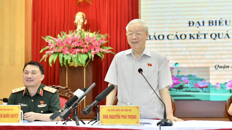 Tổng Bí thư Nguyễn Phú Trọng trao đổi với cử tri Hà Nội. Ảnh: VIẾT CHUNG 