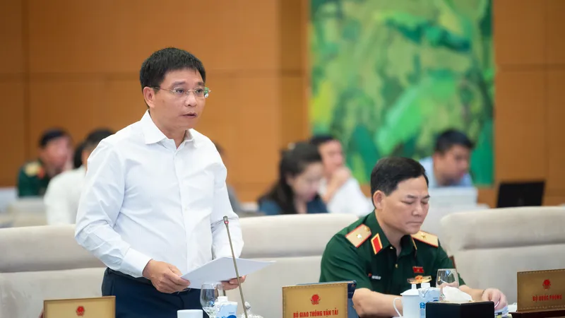 Bộ trưởng Bộ GTVT Nguyễn Văn Thắng trình bày tờ trình về dự án Luật Đường bộ. Ảnh: VIẾT CHUNG