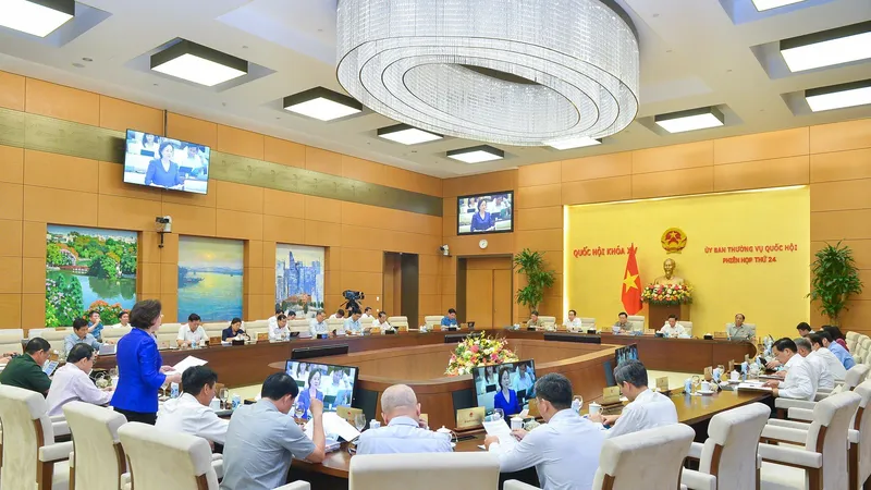 Toàn cảnh phiên họp của Ủy ban Thường vụ Quốc hội ngày 12-7, bàn về việc sắp xếp đơn vị hành chính cấp huyện, cấp xã giai đoạn 2023 - 2030