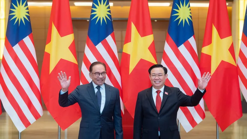 Chủ tịch Quốc hội Vương Đình Huệ và Thủ tướng Malaysia Anwar Ibrahim tại Nhà Quốc hội. Ảnh: VIẾT CHUNG 