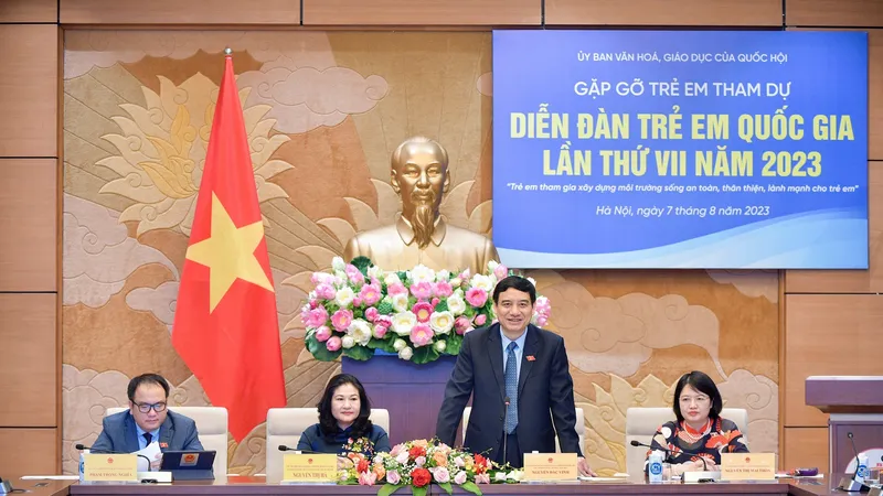 Chủ nhiệm Ủy ban Văn hóa, Giáo dục Nguyễn Đắc Vinh phát biểu tại buổi gặp gỡ 