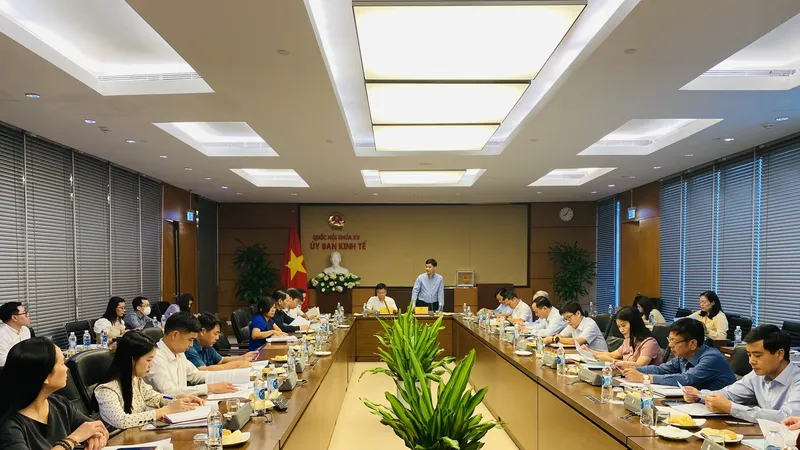 Quang cảnh phiên họp thẩm tra 