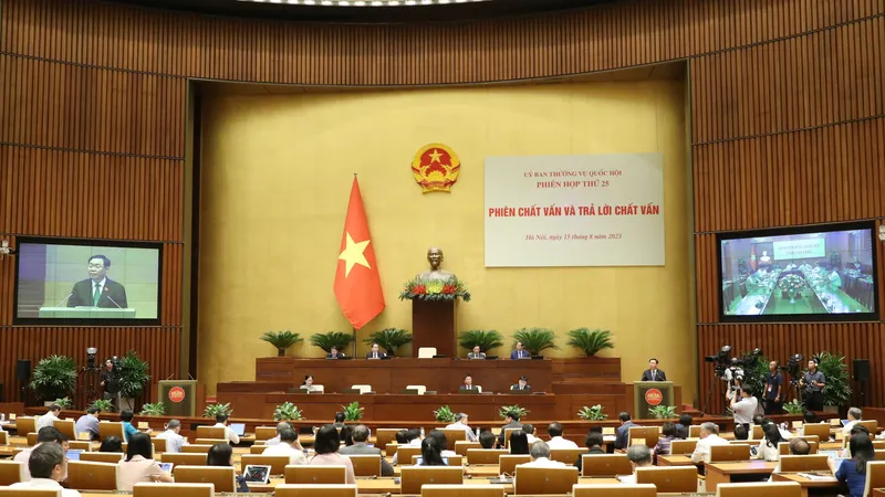 Quang cảnh phiên chất vấn. Ảnh: QUANG PHÚC 