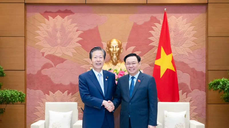 Chủ tịch Quốc hội Vương Đình Huệ và Chủ tịch Đảng Công Minh Nhật Bản Yamaguchi Natsuo. Ảnh: VIẾT CHUNG 