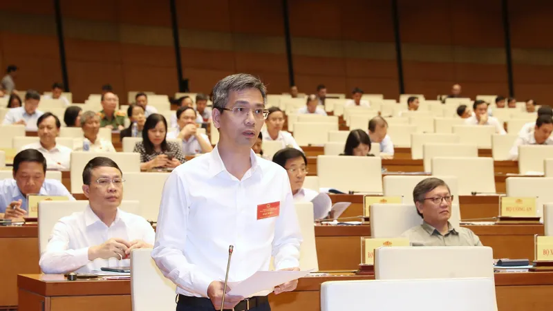 Thứ trưởng Bộ Tài chính Võ Thành Hưng báo cáo tại hội nghị. Ảnh: QUANG PHÚC 