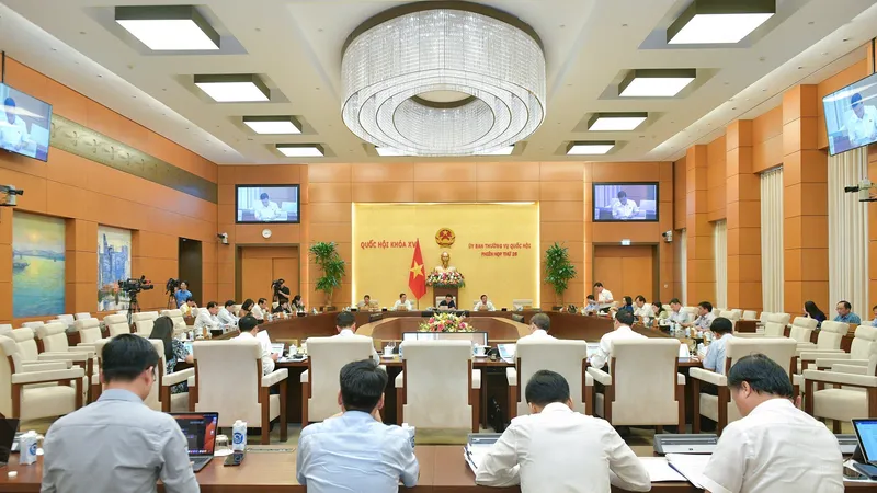 Quang cảnh phiên họp UBTVQH sáng 13-9
