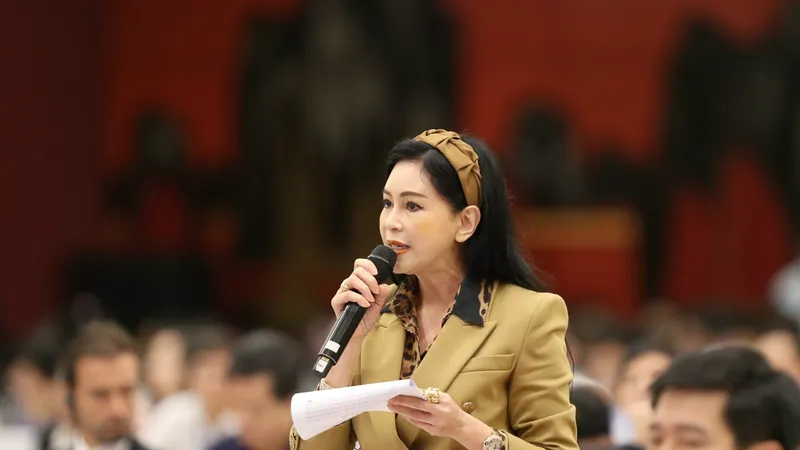 Tổng Giám đốc điều hành Tập đoàn Liên Thái Bình Dương Lê Hồng Thủy Tiên đề xuất các cơ quan chức năng sớm ban hành chính sách để TPHCM triển khai trung tâm tài chính. Ảnh: QUANG PHÚC