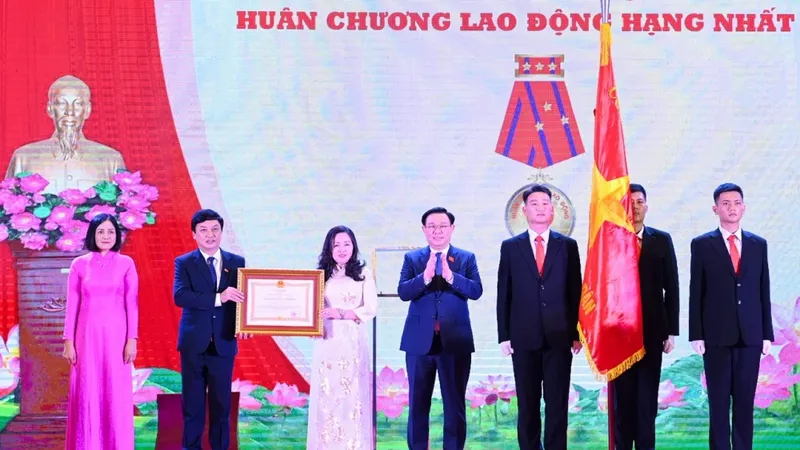 Chủ tịch Quốc hội Vương Đình Huệ trao Huân chương Lao động hạng Nhất cho báo Đại biểu Nhân dân