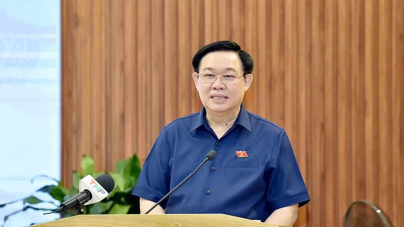 Chủ tịch Quốc hội Vương Đình Huệ phát biểu với cử tri Hải Phòng sáng 14-10