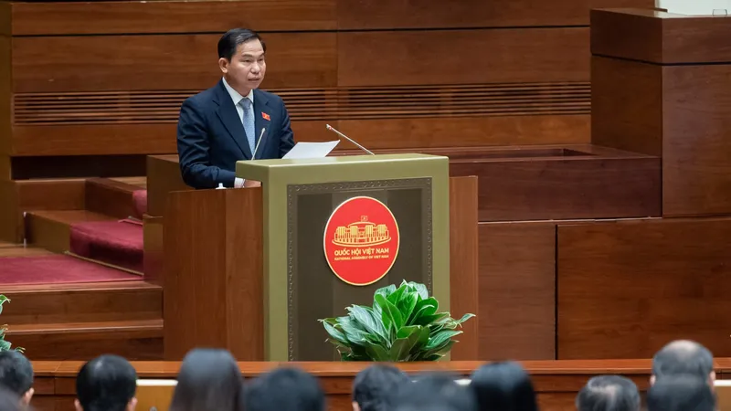 Chủ nhiệm Ủy ban Tài chính - Ngân sách Lê Quang Mạnh trình bày báo cáo thẩm tra. Ảnh: QUANG PHÚC