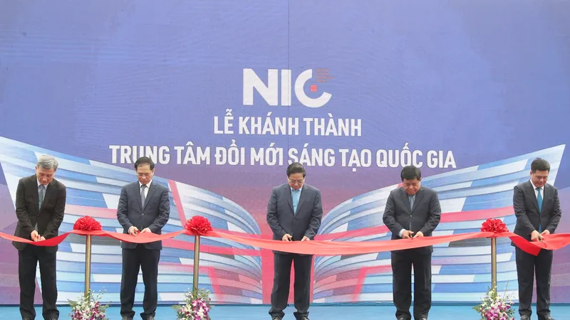 Thủ tướng Chính phủ Phạm Minh Chính cùng các vị lãnh đạo trung ương, đại diện các doanh nghiệp tài trợ cắt băng khánh thành Trung tâm Đổi mới sáng tạo Quốc gia - cơ sở Hòa Lạc. Ảnh: QUANG PHÚC