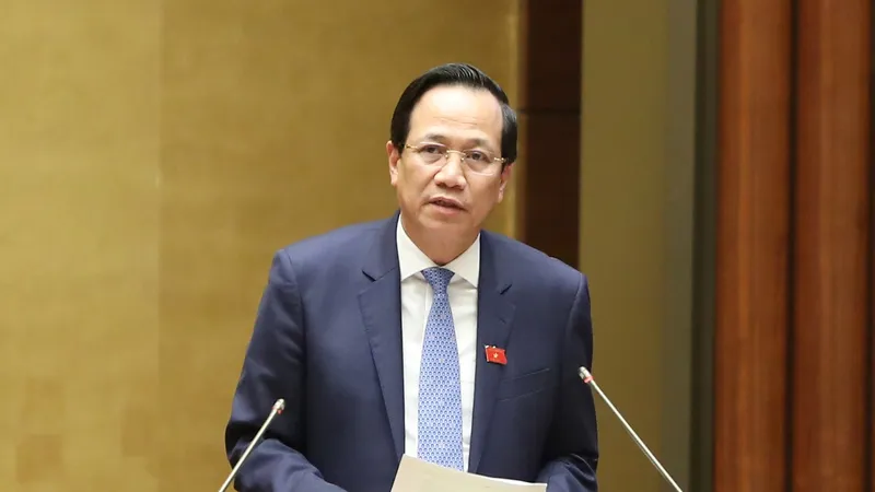 Bộ trưởng LĐ-TB-XH Đào Ngọc Dung trình bày tờ trình Luật Bảo hiểm xã hội sửa đổi. Ảnh: QUANG PHÚC