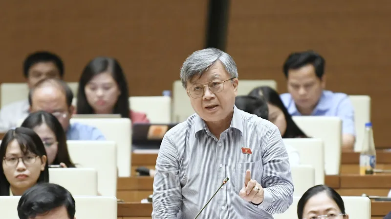 ĐB Trương Trọng Nghĩa (TPHCM) phát biểu tại phiên thảo luận sáng 9-11. Ảnh: VIẾT CHUNG