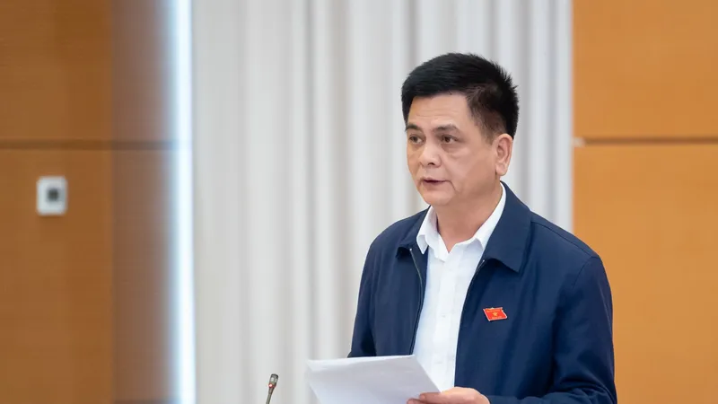 Phó Chủ tịch Hội đồng Dân tộc của Quốc hội Nguyễn Lâm Thành trình bày báo cáo tại phiên họp