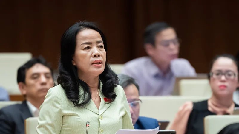 ĐB Nguyễn Thị Kim Thúy (Đà Nẵng) phát biểu tại nghị trường chiều 21-11