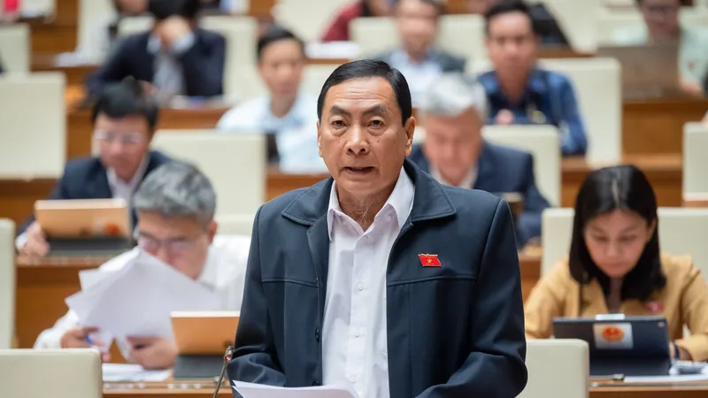 ĐB Phạm Văn Hoà, Phó trưởng đoàn chuyên trách đoàn ĐBQH Đồng Tháp phát biểu tại hội trường sáng 21-11