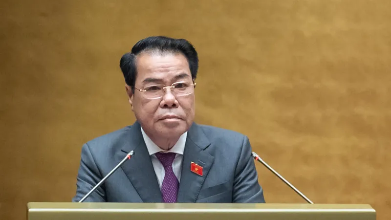 Trưởng Ban Dân nguyện thuộc Ủy ban Thường vụ Quốc hội Dương Thanh Bình trình bày báo cáo tại nghị trường sáng 22-11