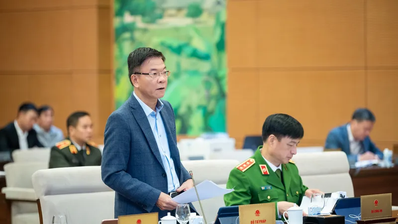 Bộ trưởng Bộ Tư pháp Lê Thành Long trình bày Tờ trình đề nghị bổ sung một số dự án luật vào Chương trình xây dựng luật, pháp lệnh năm 2024
