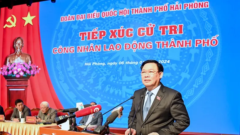 Chủ tịch Quốc hội Vương Đình Huệ phát biểu tại cuộc tiếp xúc với cử tri thành phố Hải Phòng. Ảnh: VIẾT CHUNG