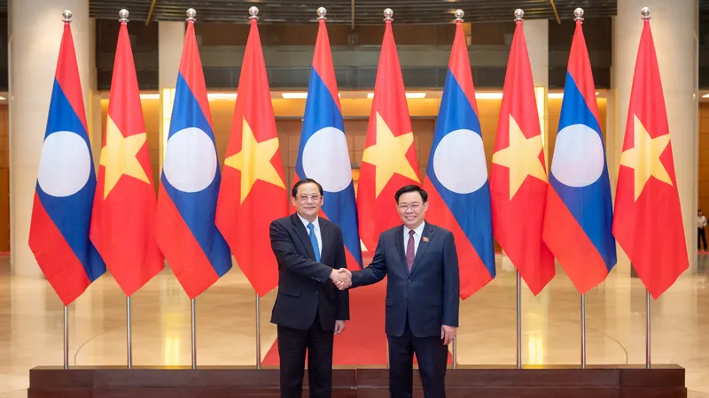Chủ tịch Quốc hội Vương Đình Huệ và Thủ tướng Chính phủ Lào Sonexay Siphandone tại Nhà Quốc hội. Ảnh: QUANG PHÚC 