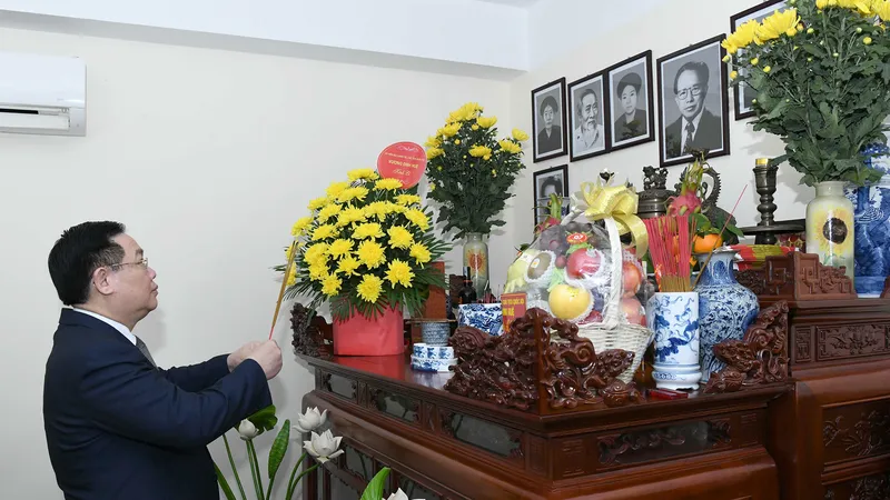 Chủ tịch Quốc hội Vương Đình Huệ thăm, chúc Tết gia đình và thắp hương tưởng nhớ nguyên Chủ tịch Quốc hội Lê Quang Đạo