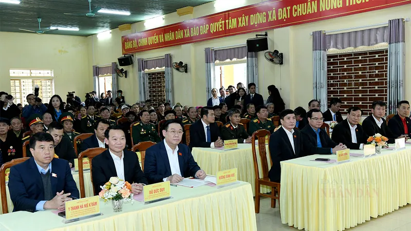Chủ tịch Quốc hội Vương Đình Huệ cùng đoàn công tác Trung ương và lãnh đạo tỉnh Yên Bái tại buổi thăm, chúc Tết
