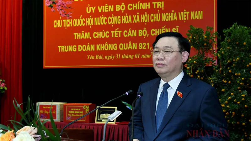 Chủ tịch Quốc hội Vương Đình Huệ thăm, chúc tết cán bộ, chiến sĩ Trung đoàn Không quân 921
