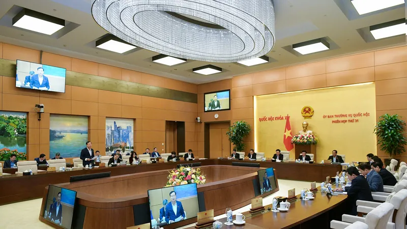 Quang cảnh phiên họp UBTVQH sáng 15-3