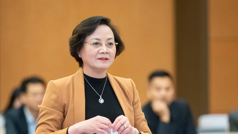 Bộ trưởng Bộ Nội vụ Phạm Thị Thanh Trà trình bày tờ trình của Chính phủ