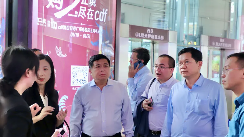 Bộ trưởng Bộ KH-ĐT Nguyễn Chí Dũng khảo sát khu miễn thuế Hải Khẩu. Ảnh: Đoàn công tác Bộ KH-ĐT