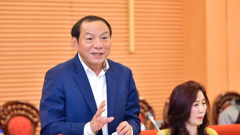 Bộ trưởng Bộ VH-TT-DL Nguyễn Văn Hùng báo cáo tại phiên họp