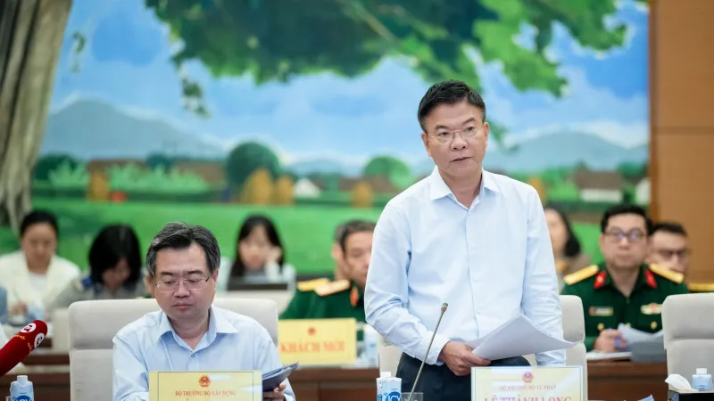 Bộ trưởng Bộ Tư pháp Lê Thành Long báo cáo tại phiên họp