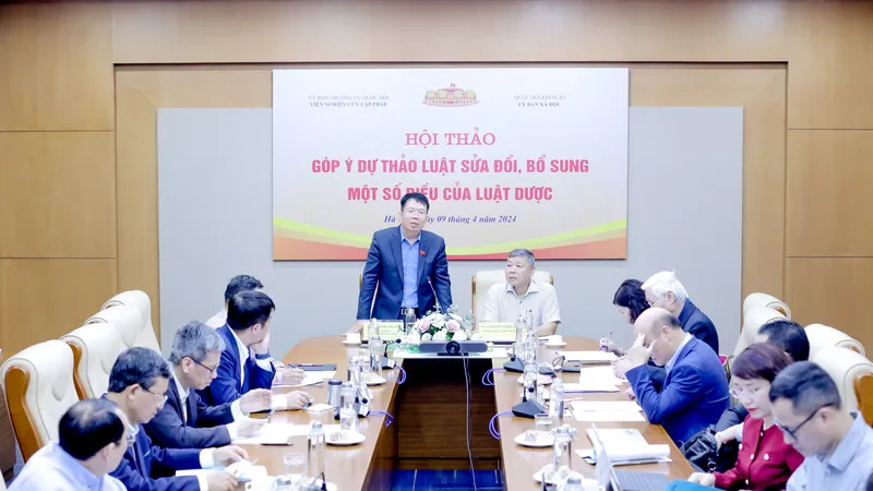Phó Chủ nhiệm Ủy ban Xã hội Nguyễn Hoàng Mai (phải) và Viện trưởng Viện Nghiên cứu lập pháp Nguyễn Văn Hiển đồng chủ trì hội thảo 