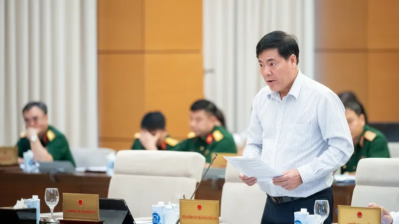 Phó Viện trưởng Viện Kiểm sát nhân dân tối cao Nguyễn Quang Dũng trình bày tờ trình đề nghị xây dựng Luật Tương trợ tư pháp về hình sự. Ảnh: VIẾT CHUNG