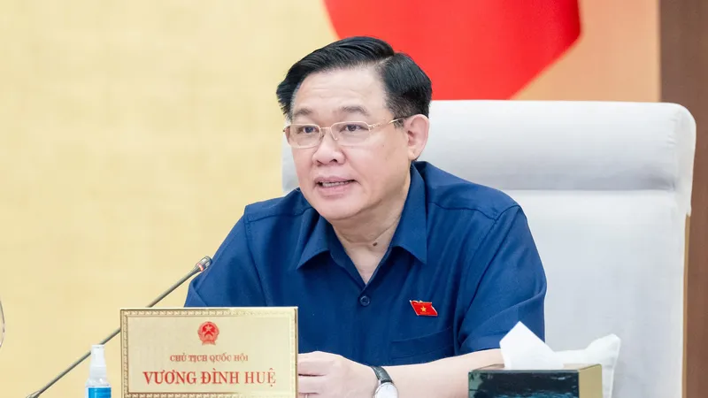 Chủ tịch Quốc hội Vương Đình Huệ điều hành phiên họp của Ủy ban Thường vụ Quốc hội chiều 17-4