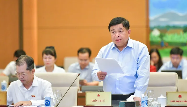 Bộ trưởng Bộ KH-ĐT Nguyễn Chí Dũng trình bày tờ trình của Chính phủ