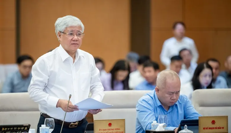 Đồng chí Đỗ Văn Chiến, Chủ tịch Ủy ban Trung ương Mặt trận Tổ quốc Việt Nam trình bày dự thảo báo cáo tổng hợp ý kiến, kiến nghị của cử tri và nhân dân gửi đến kỳ họp thứ 7