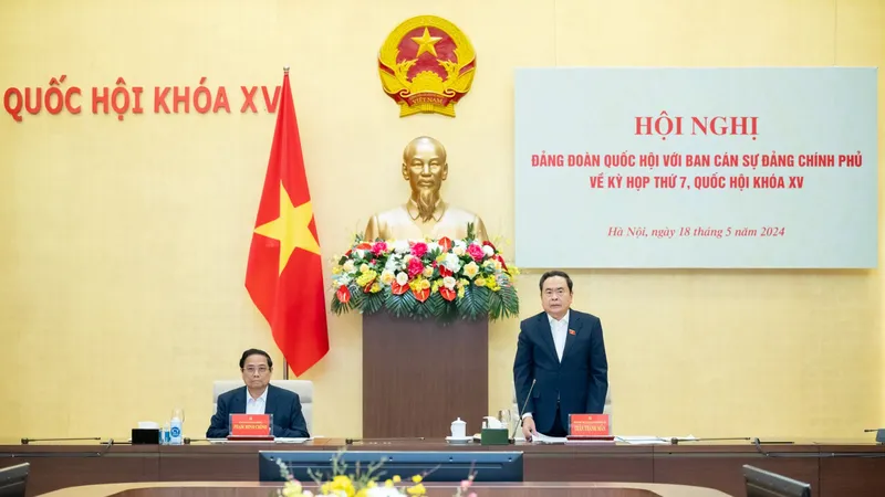 Thủ tướng Chính phủ Phạm Minh Chính và Phó Chủ tịch Thường trực Quốc hội Trần Thanh Mẫn đồng chủ trì hội nghị. Ảnh: VIẾT CHUNG 