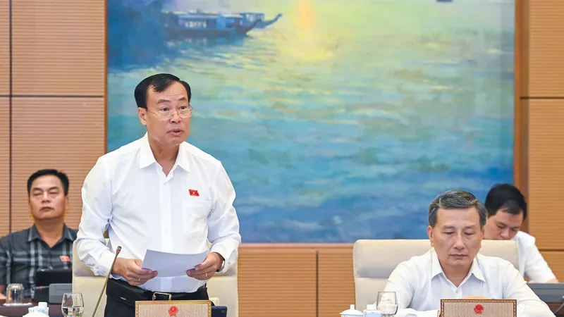 Chủ nhiệm Ủy ban Quốc phòng - An ninh của Quốc hội Lê Tấn Tới báo cáo tại phiên họp. Ảnh: VIẾT CHUNG